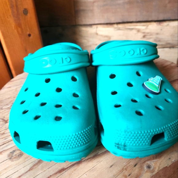 CROCS- WOMENS SIZE 6/ MENS SIZE 4 - Picture 3 of 8